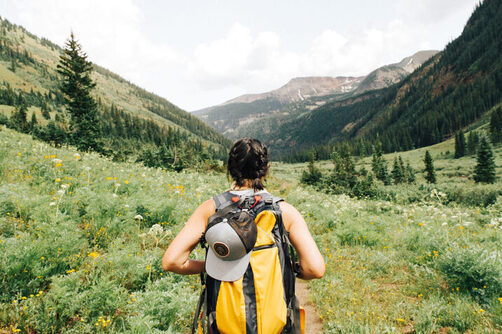 Donna che pratica il backpacking